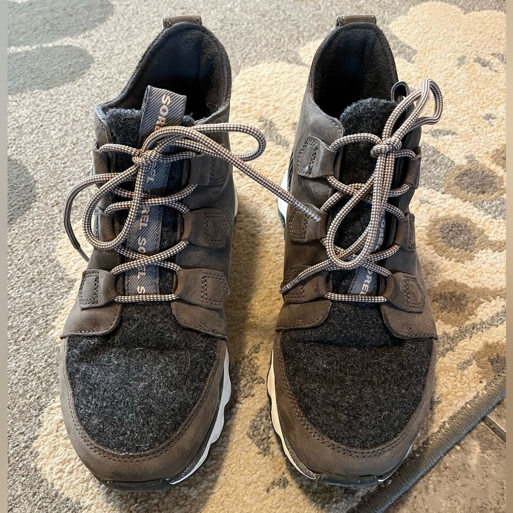 Sorel Kinetic Caribou lace up boot. Size 9.